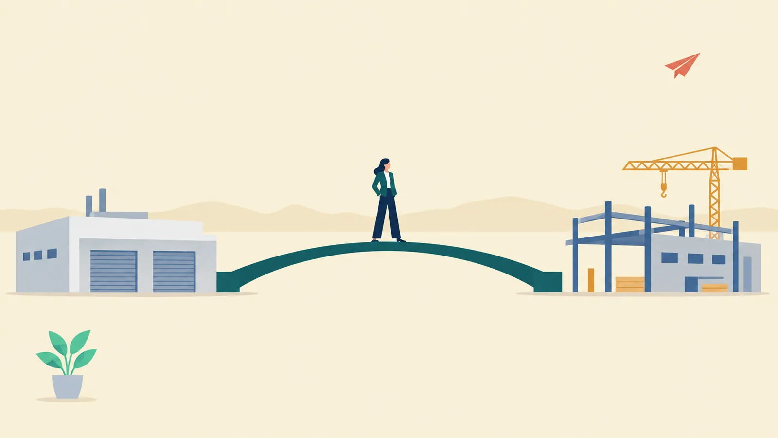 Ilustración editorial en vector plano: una figura ejecutiva de pie sobre un puente que une una nave industrial en pausa con otra en construcción, sobre fondo crema, con una planta y un avión de papel como acentos.